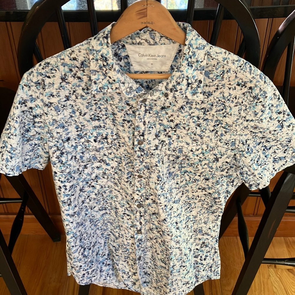 CALVIN KLEIN, CASUAL BUTTON DOWN. SIZE: Medium.